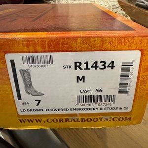 Corral embroidered cowboy boots size 7